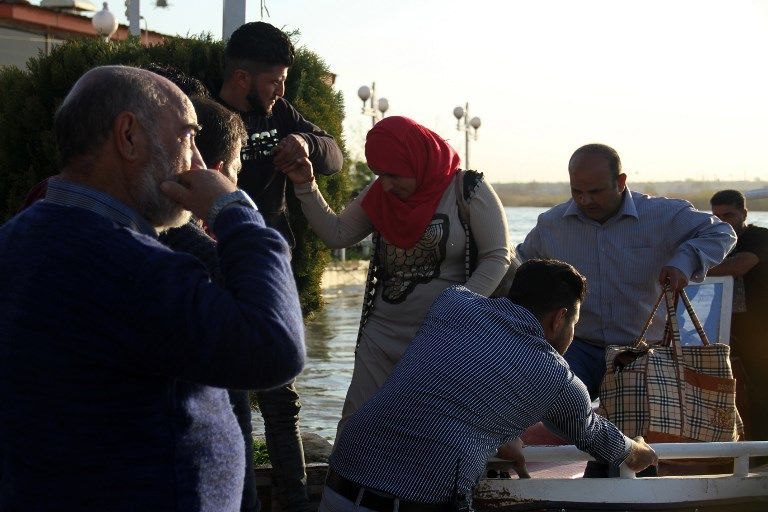 دموع ذوي ضحايا كارثة العبارة تروي ضفاف نهر دجلة