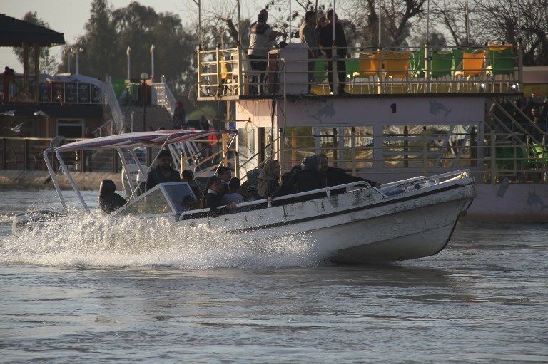 دموع ذوي ضحايا كارثة العبارة تروي ضفاف نهر دجلة