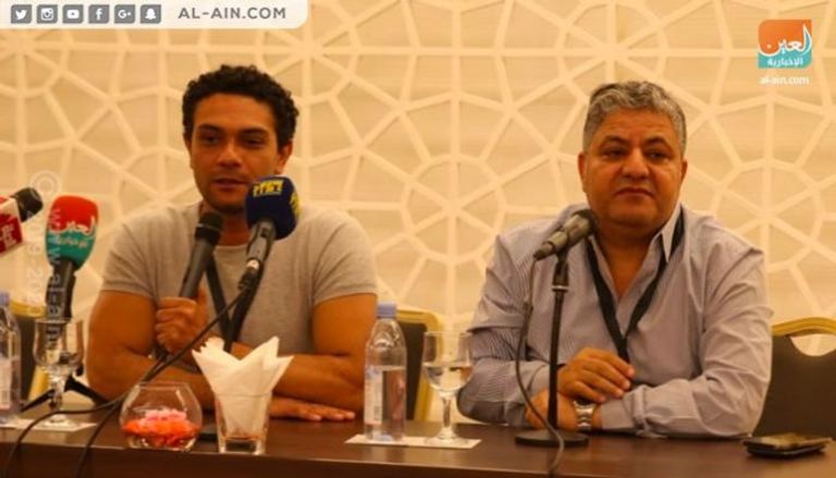 آسر ياسين ورئيس المهرجان سيد فؤاد في الندوة