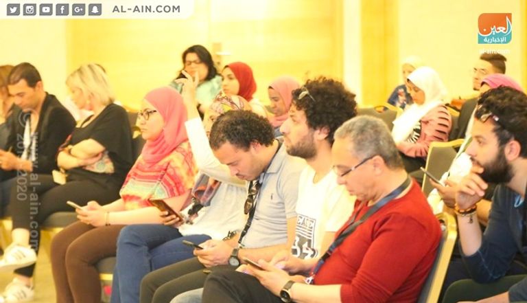 آسر ياسين ورئيس المهرجان سيد فؤاد في الندوة