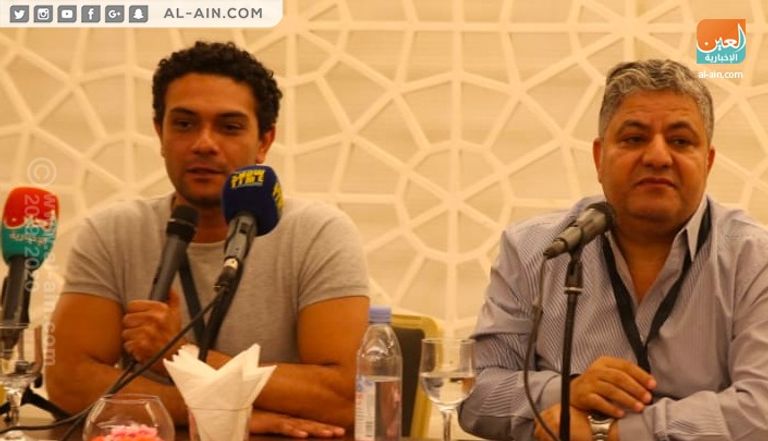آسر ياسين ورئيس المهرجان سيد فؤاد في الندوة
