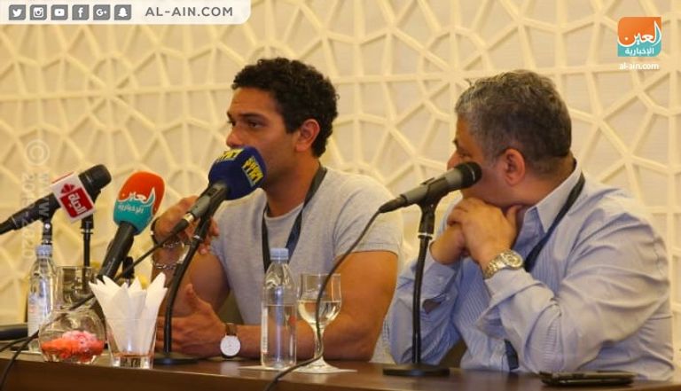 آسر ياسين ورئيس المهرجان سيد فؤاد في الندوة