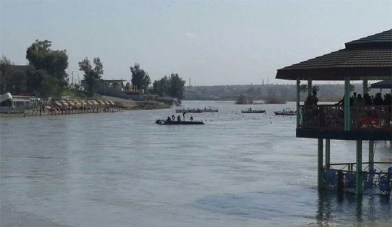 محاولات إنقاذ الغرقى والمفقودين في عبارة الموصل شارك فيها المئات