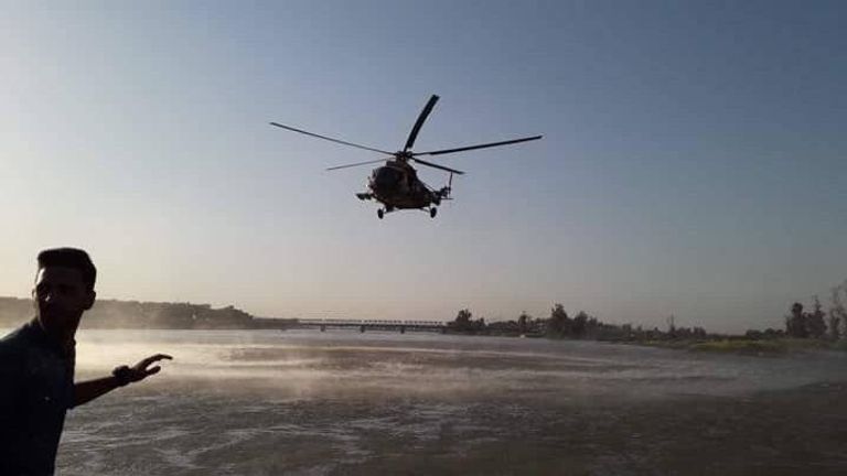 محاولات إنقاذ الغرقى والمفقودين في عبارة الموصل شارك فيها المئات