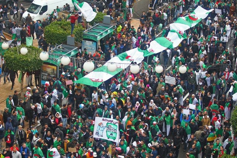 مظاهرات حاشدة بالجزائر تطالب بالتغيير السياسي وسط تشديد أمني حشود من المتظاهرين وسط الجزائر