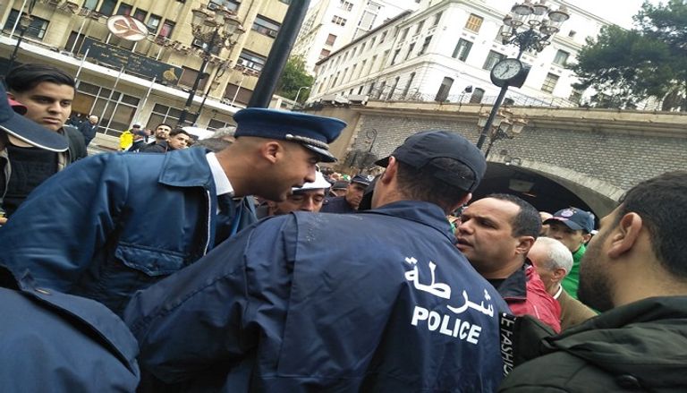 مظاهرات حاشدة بالجزائر تطالب بالتغيير السياسي وسط تشديد أمني حشود من المتظاهرين وسط الجزائر