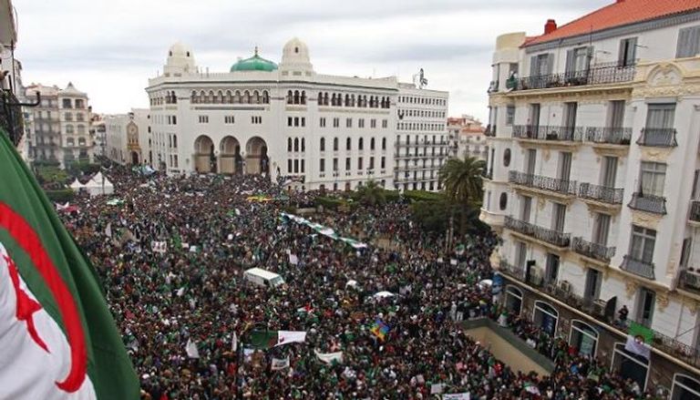 حشود من المتظاهرين وسط الجزائر