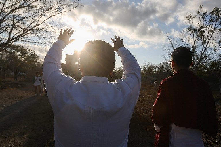 أشخاص من حول العالم يحتفلون بالاعتدال الشمسي الربيعي في المكسيك