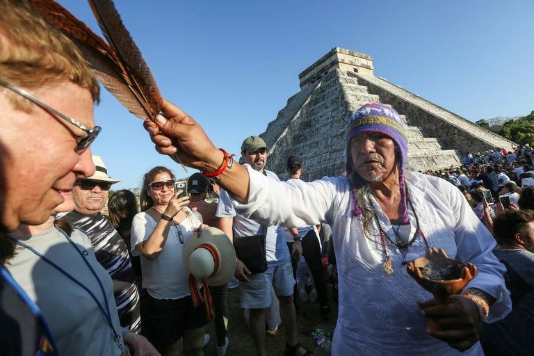 أشخاص من حول العالم يحتفلون بالاعتدال الشمسي الربيعي في المكسيك