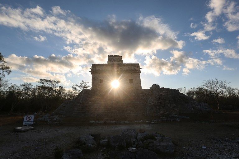 أشخاص من حول العالم يحتفلون بالاعتدال الشمسي الربيعي في المكسيك