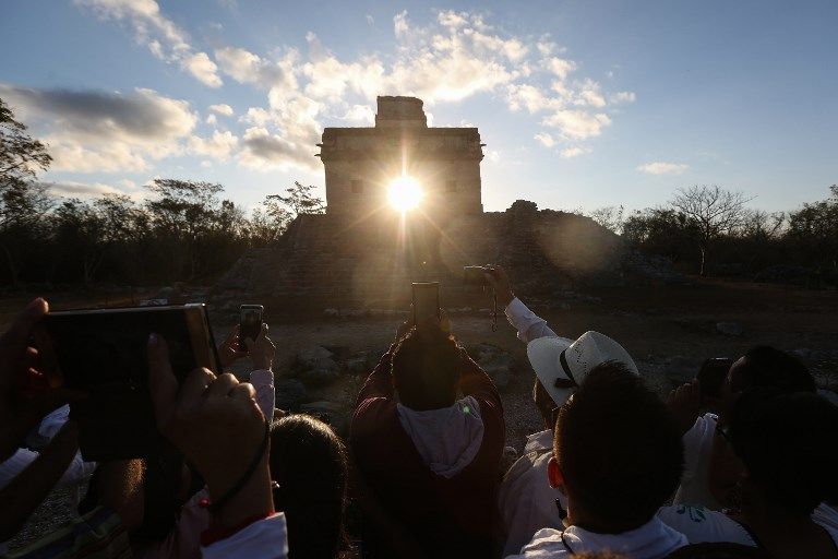 أشخاص من حول العالم يحتفلون بالاعتدال الشمسي الربيعي في المكسيك