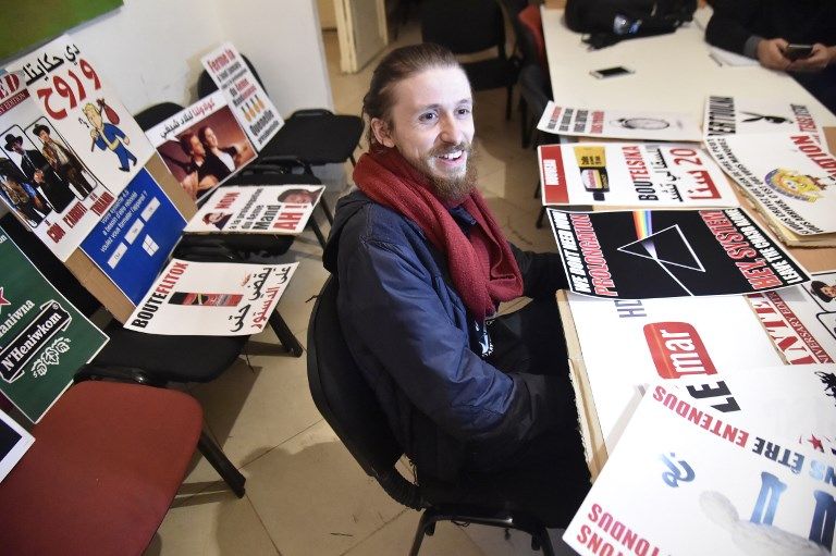 الرسام والمصمم زيري أولمان في إحدى المسيرات