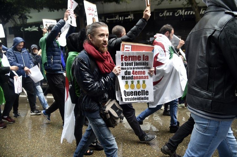 الرسام والمصمم زيري أولمان في إحدى المسيرات