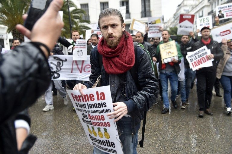 الرسام والمصمم زيري أولمان في إحدى المسيرات