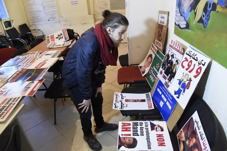 الرسام والمصمم زيري أولمان في إحدى المسيرات