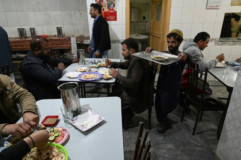 النادل الباكستاني روزي خان