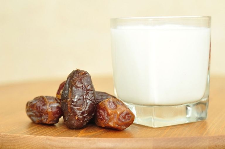 طريقة تحضير التمر باللبن للإفطار في رمضان فوائد التمر واللبن على الإفطار في رمضان.. وطرق تحضير المشروب