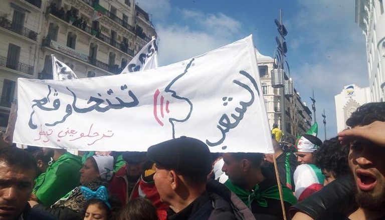 شعار -يَتْنَحَّاوْ قاع- في مظاهرات الجزائريين