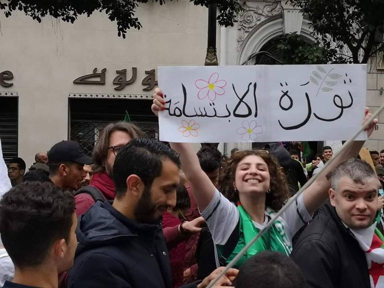 ثورة الابتسامة شعار -يَتْنَحَّاوْ قاع- في مظاهرات الجزائريين