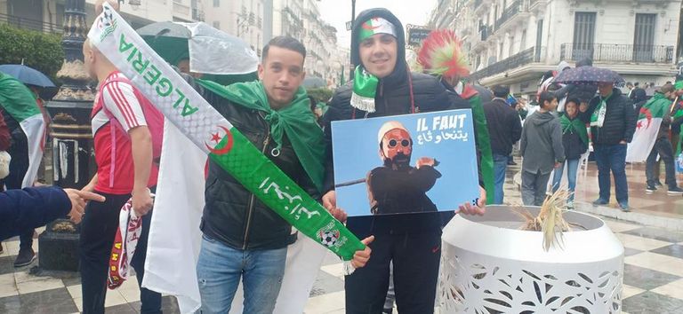 شعار "يَتْنَحَّاوْ قاع"  شعار -يَتْنَحَّاوْ قاع- في مظاهرات الجزائريين