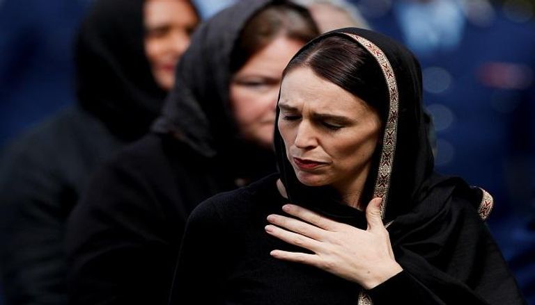 رئيسة وزراء نيوزيلندا خلال تشييع جثامين الضحايا