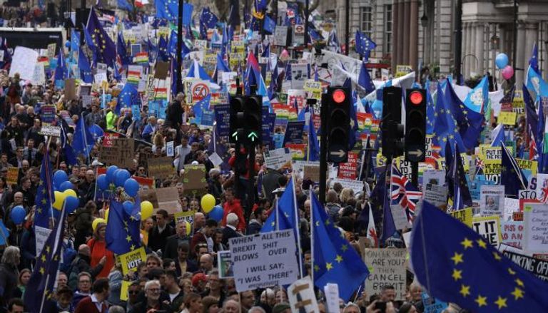مئات الآلاف من البريطانيين يتظاهرون ضد اتفاق بريكست - رويترز