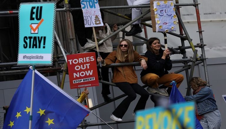 مئات الآلاف من البريطانيين يتظاهرون ضد اتفاق بريكست - رويترز