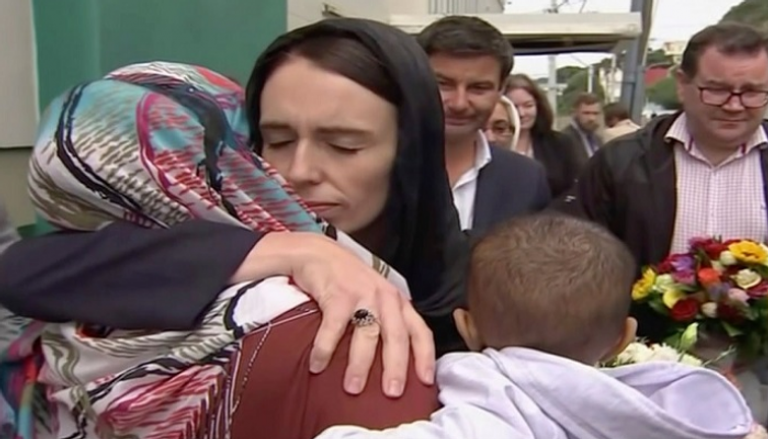 رئيسة الوزراء النيوزيلندية تعزي في شهداء مجزرة المسجدين