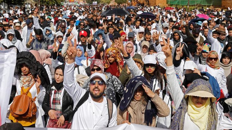 بالصور.. آلاف المدرسين في المغرب يحتجون لتحسين أوضاعهم بالصور.. آلاف المدرسين في المغرب يحتجون لتحسين أوضاعهم