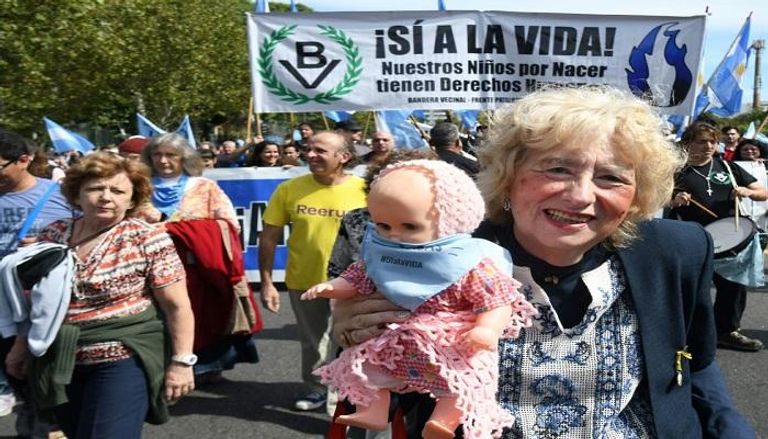 آلاف الأشخاص يتظاهرون ضد الإجهاض في الأرجنتين