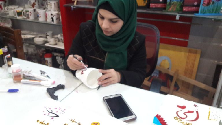 الشابة أماني أبو نعمة داخل ركنها المخصص