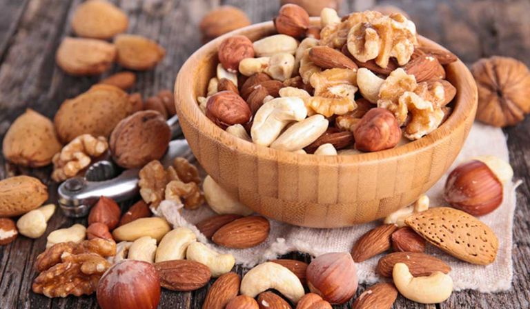 المكسرات تحسن وظائف دماغ كبار السن
