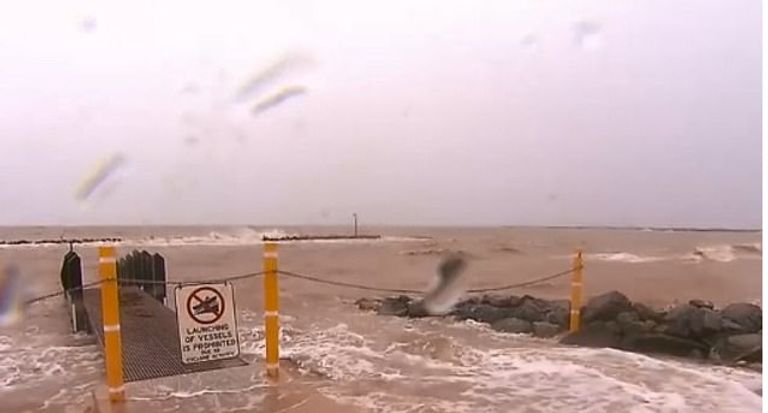 إعصار فيرونيكا المدمر يصل إلى أستراليا