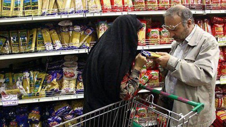 أسعار الغذاء تضاعفت بشدة في إيران على مدار عام تدني القدرة الشرائية للعملة الإيرانية بعد هبوطها أمام الدولار