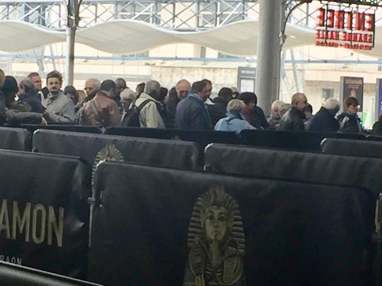 اصطفاف الفرنسيين أمام معرض توت عنخ آمون