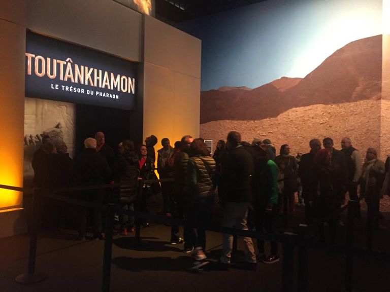اصطفاف الفرنسيين أمام معرض توت عنخ آمون