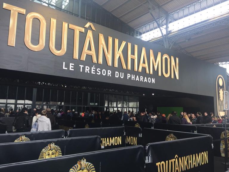 اصطفاف الفرنسيين أمام معرض توت عنخ آمون