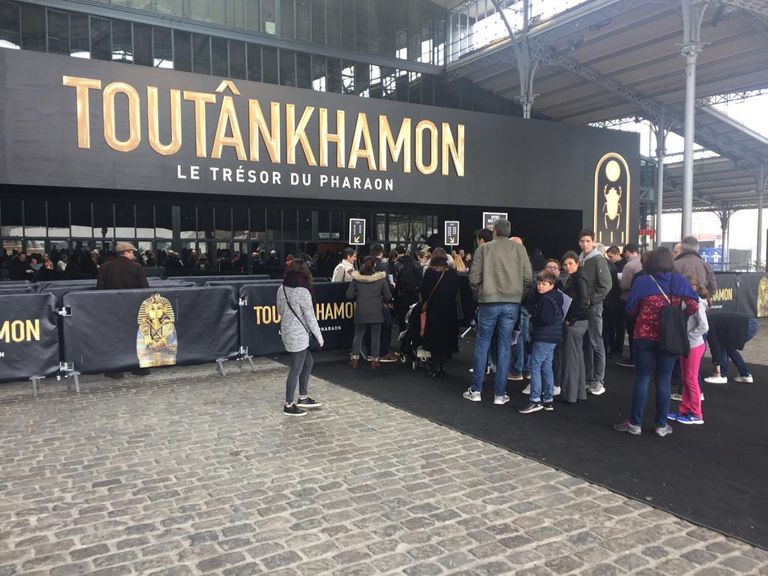 اصطفاف الفرنسيين أمام معرض توت عنخ آمون