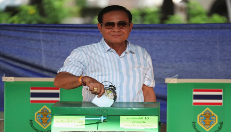 رئيس وزراء تايلاند برايوت تشان-أوتشا يدلي بصوته في الانتخابات