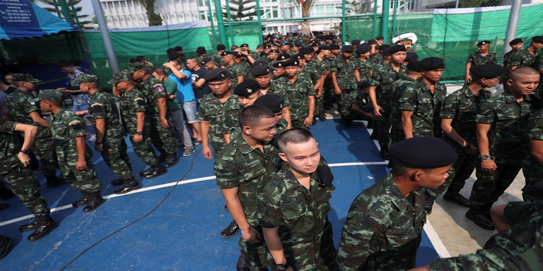 تصويت العسكريين في الانتخابات رئيس وزراء تايلاند برايوت تشان-أوتشا يدلي بصوته في الانتخابات