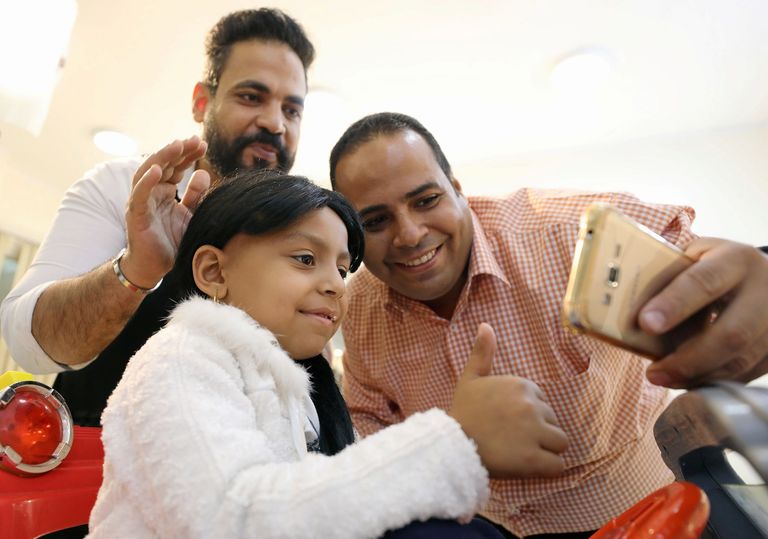 مصفف مصري يقدم للأطفال مرضى السرطان شعرا مستعارا لرفع معنوياتهم