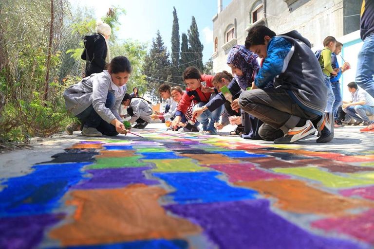 مصفف مصري يقدم للأطفال مرضى السرطان شعرا مستعارا لرفع معنوياتهم