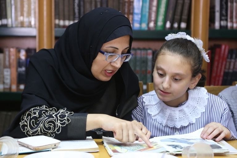 مصفف مصري يقدم للأطفال مرضى السرطان شعرا مستعارا لرفع معنوياتهم