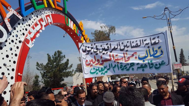 احتجاجات الموصليين أمام بوابة الجزيرة السياحة وسط المدينة جانب من الاجتجاجات في الموصل