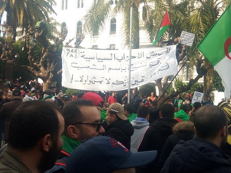 متظاهرون جزائريون يرفضون أي دور للأحزاب السياسية الاجتماع الخامس لبعض المعارضة الجزائرية