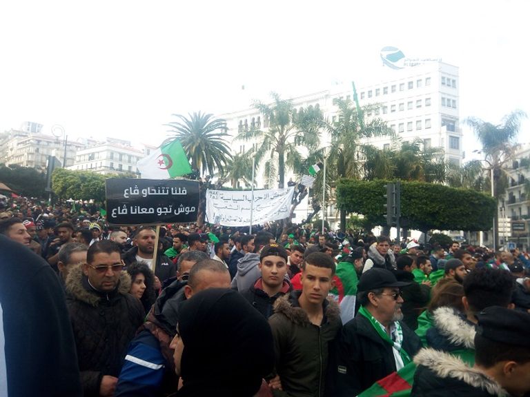 متظاهرون جزائريون يطالبون برحيل الطبقة السياسية الاجتماع الخامس لبعض المعارضة الجزائرية