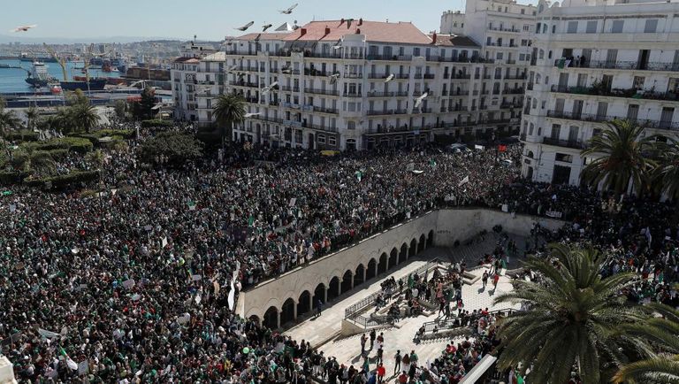 مظاهرات حاشدة في الجزائر مطالبة برحيل نظام بوتفليقة الاجتماع الخامس لبعض المعارضة الجزائرية