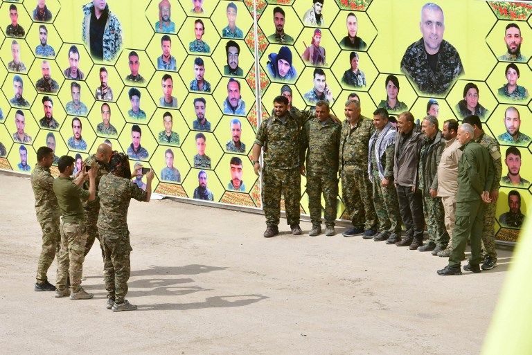 قوات سوريا الديمقراطية تحتفل بهزيمة داعش