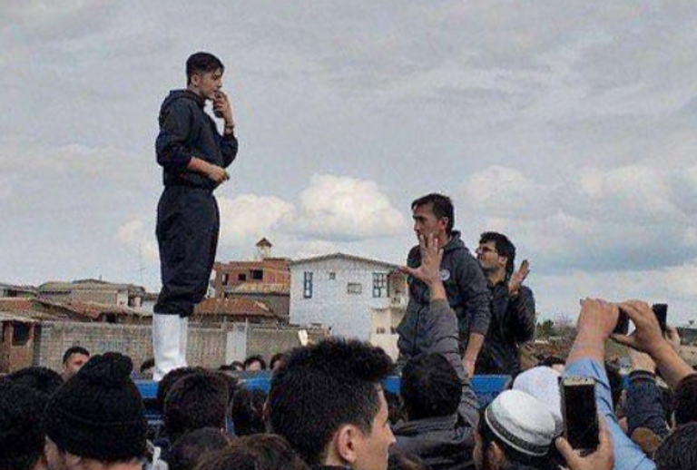 سردار آمون وسط متضرري الفيضانات في شمال إيران خسائر جسيمة جراء فيضانات شمال إيران