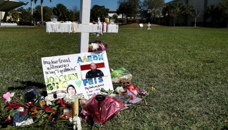 زهور أمام نصب أقيم تكريما لضحايا المجزرة